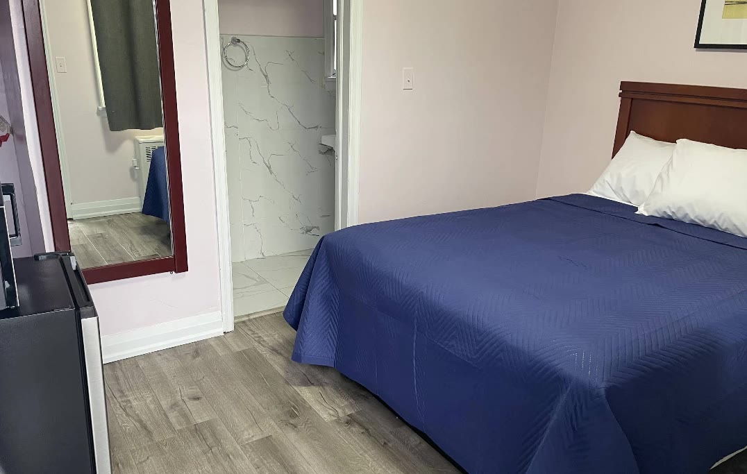 Single room at Oshawa Inn with private bathroom